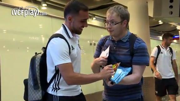 Alcácer, firmando un autógrafo tras aterrizar el avión del Valencia CF en Düsseldorf.