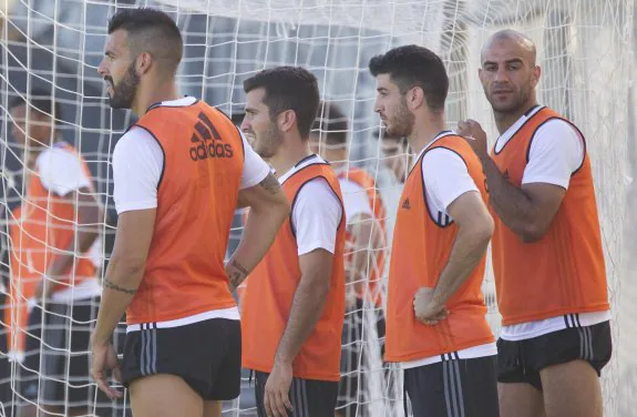 Negredo comparte con sus compañeros su último entrenamiento como jugador del Valencia al menos hasta julio de 2017.