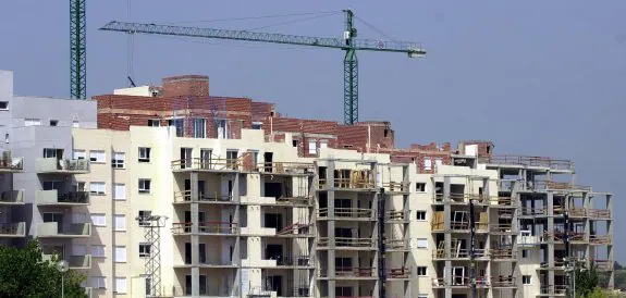 Un edificio de viviendas en proceso de construccción. :: d.torres