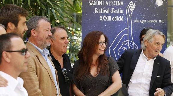 Martínez Luciano, a la derecha, junto a representantes del sector teatral valenciano en la presentación de Sagunt a Escena. 