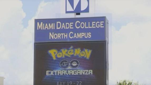 Cartel de Pokemon Go en la universidad de Miami. 