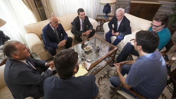 El alcalde de Valencia, Joan Ribó, (dcha), conversa con representantes de Ford con quienes mantiene una reunión esta mañana. 