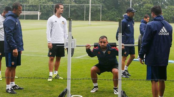 Alcácer realiza ejercicios físicos en Horst.