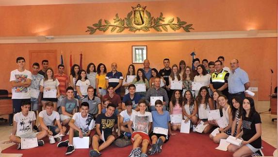 Alumnos con el título del XV Curso de formación de conductores de ciclomotor. 