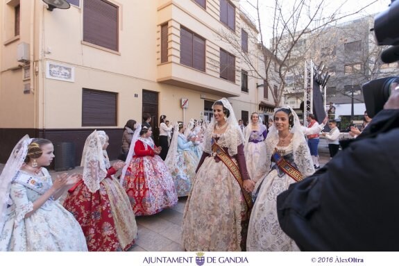 Las falleras mayores de Gandia de 2016 se disponen a entrar en la iglesia de Sant Josep para celebrar el acto del Bautizo. :: ÀLEX OLTRA