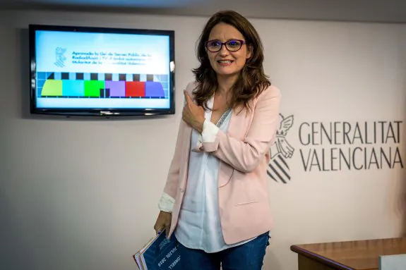 Mónica Oltra junto a una carta de ajuste que anuncia la ley de la nueva televisión.