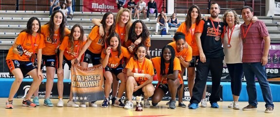 Las jugadoras del infantil del Valencia Basket posan con la medalla de bronce conseguida en el Campeonato de España. :: fbcv