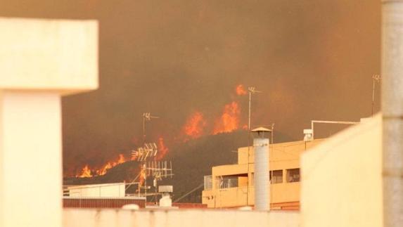 El incendio de Artana ya quema la Serra d'Espadà y sigue avanzando sin control