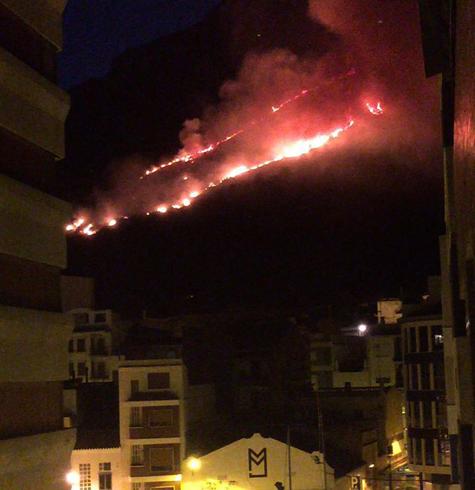 Las llamas en el monte justo encima de Tavernes de la Valldigna.