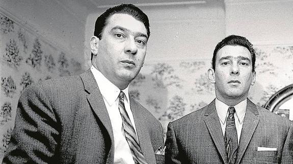 A Ron y Reg les gustaba vestir buenos trajes. Pasaron la mitad de su vida en la cárcel.