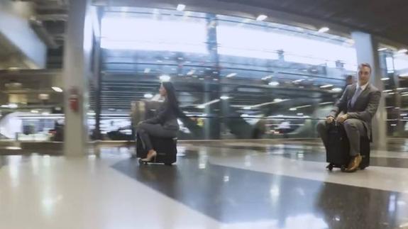 Dos personas utilizando la 'Modobag' en el aeropuerto. 