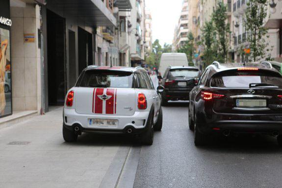 Coche estacionado encima de la acera en la calle Hernán Cortés. 