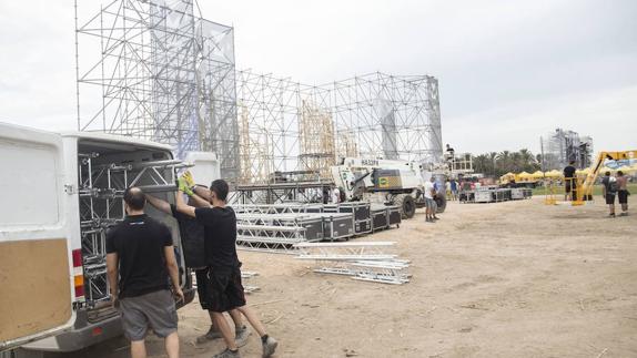 Operarios desmontan el escenario del Marenostrum en Alboraya.