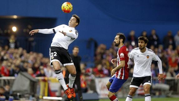 Santi Mina en un encuentro del Valencia CF ante el Atlético de Madrid.