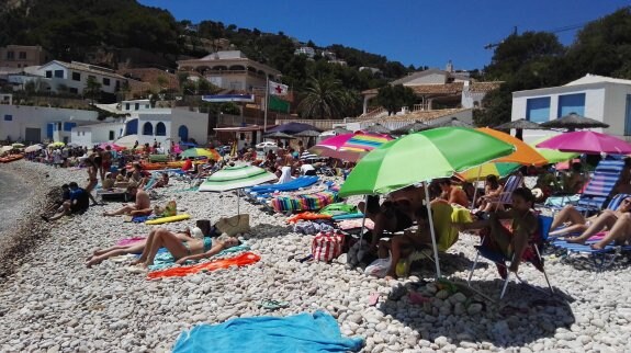 La playa de la Barraca, en el Portitxol, repleta de gente este mismo verano, al igual que ocurre en La Grandella. :: CONCHA PASTOR