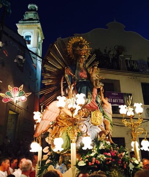 La imagen de la Mare de Déu dels Àngels procesionando por las calles de Serra.