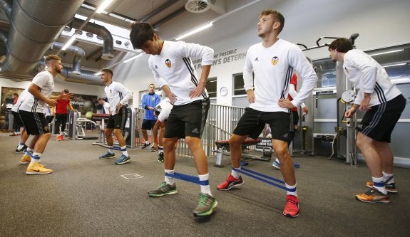 Los jugadores del Valencia realizan ejercicios en el gimnasio durante la sesión de ayer. :: vcf/lázaro de la peña