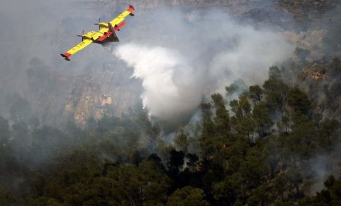 Un hidroavión realizando su labor durante un incendio. :: efe