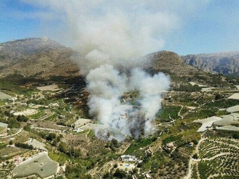 Columna de humo de un incendio originado en Callosa. :: lp