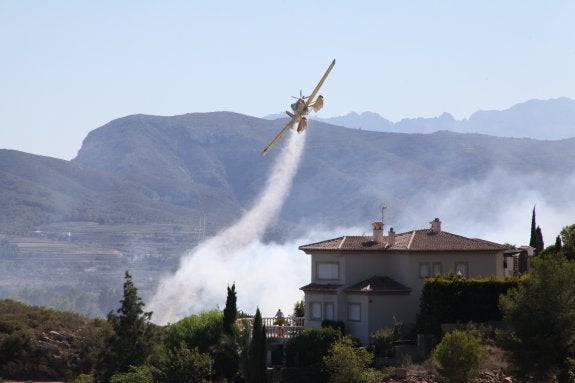 Un hidroavión sobre el incendio que afectó a la ladera del Montgó. :: tino calvo