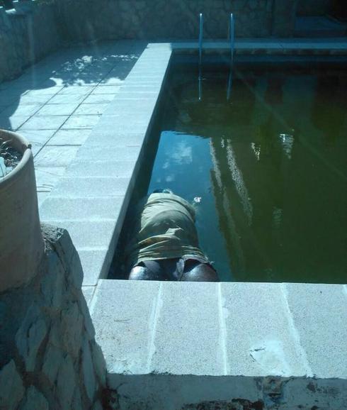 Hallan un cadáver maniatado flotando en una piscina en Sot de Chera