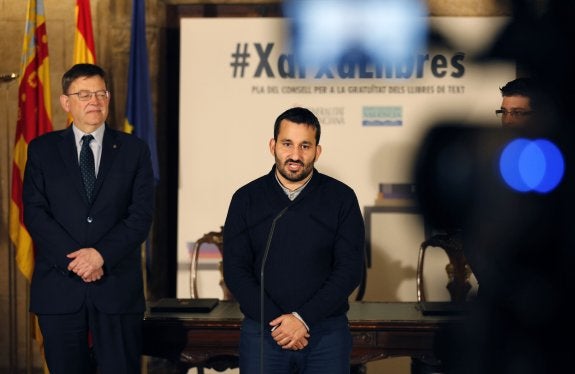 Marzà, observado por Ximo Puig, durante la presentación de Xarxallibres el año pasado. 