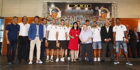 Layhoon, junto a Españeta, los futbolistas y el resto de la comitiva que acudió a la convención. :: vcf/lázaro de la peña