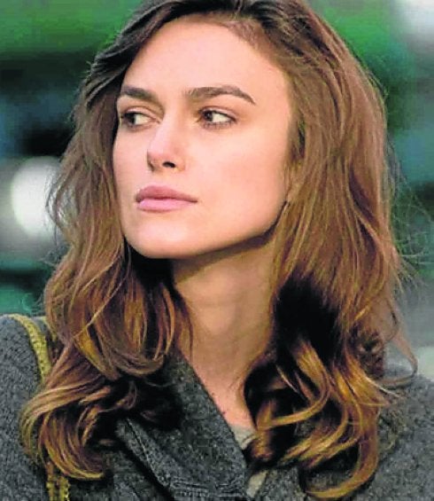 Keira Knightley usa peluca