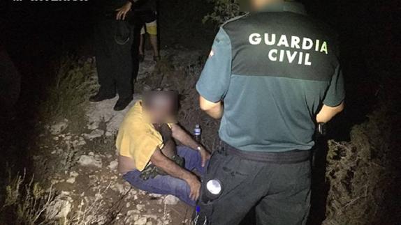 La Guardia Civil encuentra al hombre de 64 años en una zona de dificíl acceso en Villanueva de Castellón. 