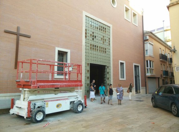 La nueva puerta de la iglesia del Raval. :: zs
