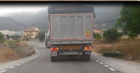 Camiones que se dirigen hacia la cantera de Enguera. :: lp