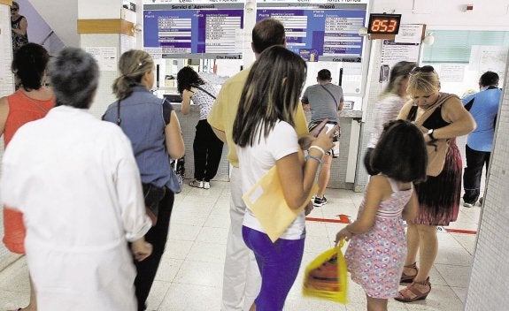 El aumento de visitantes y la reducción de plantillas satura los centros de salud