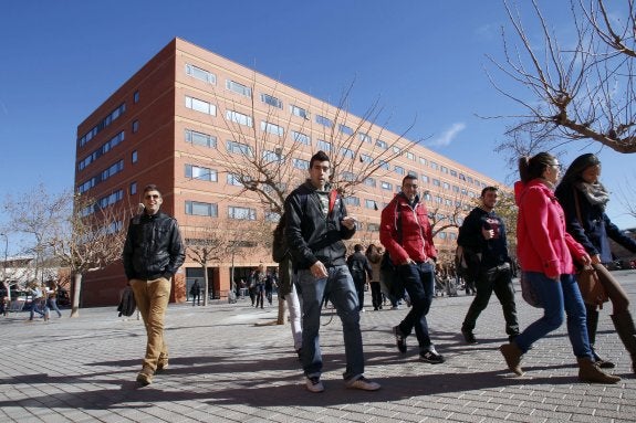 Jóvenes en el campus de Tarongers de la Universitat de València. 