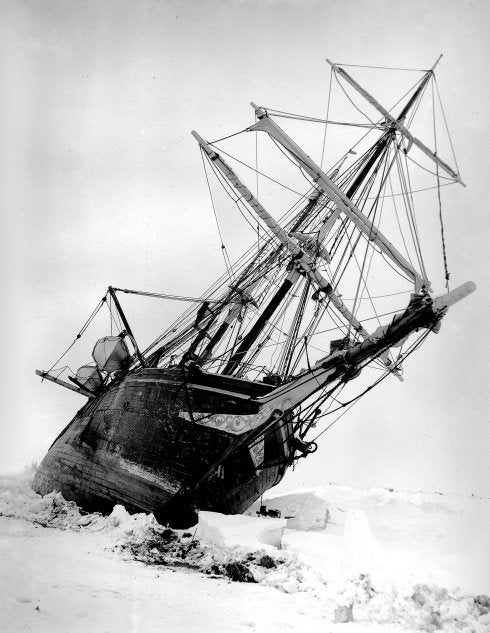 El 'Endurance' de Shackleton (arriba) quedó atrapado en el hielo de la banquisa y tardó semanas en hundirse por completo. Los hombres escaparon en los botes salvavidas.  