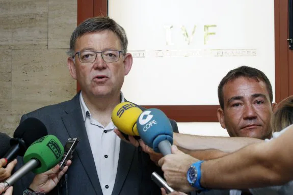 El presidente del Consell, Ximo Puig, en una comparecencia ante los medios en el IVF. :: irene Marsilla