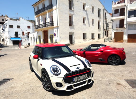 El Mini John Cooper Works y el Alfa 4C Spider, en un alto  del camino en Sot de Chera.