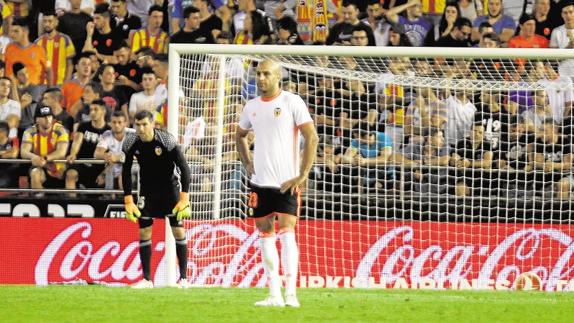 Aymen Abdennour, durante el encuentro en Mestalla ante Las Palmas.