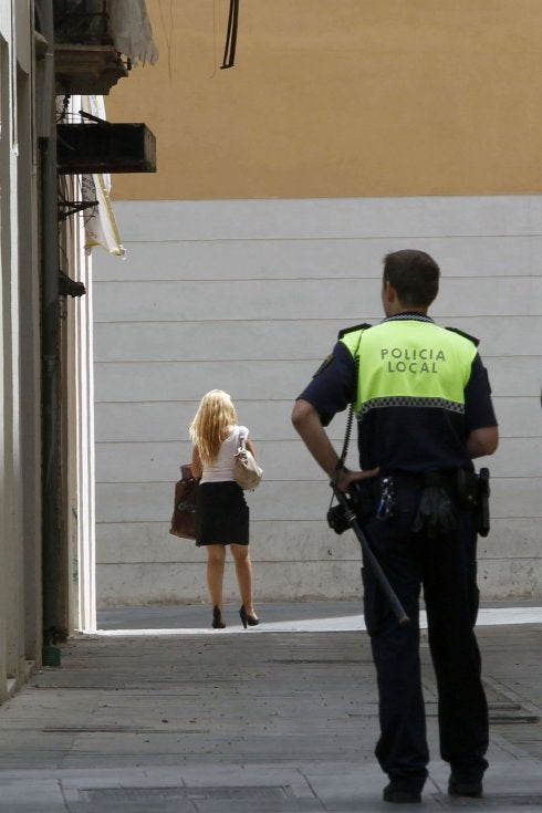 Vigilancia de la Policía Local en una calle de Velluters.