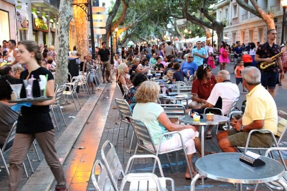 La calle Marqués de Campo durante una de las tardes de finales de agosto, cuando está cerrada al tráfico rodado. :: Tino Calvo