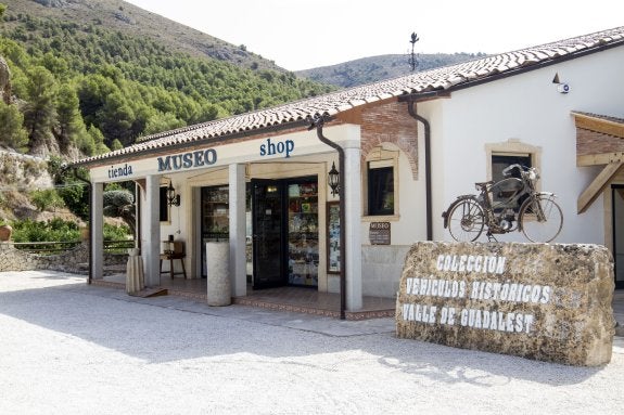 Uno de los museos de Guadalest, el de coches históricos. :: lp