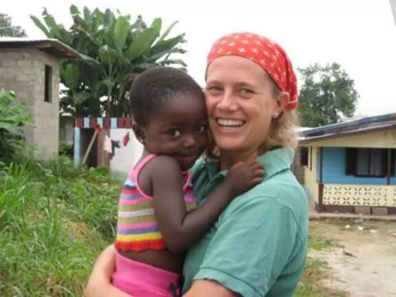 La hermana Isabel abraza a una niña en su misión. :: jesús-maría.org