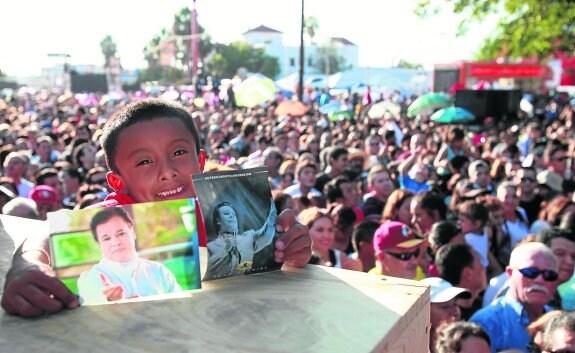 Fervor ante el coche fúnebre del 'divo de Juárez'. :: efe