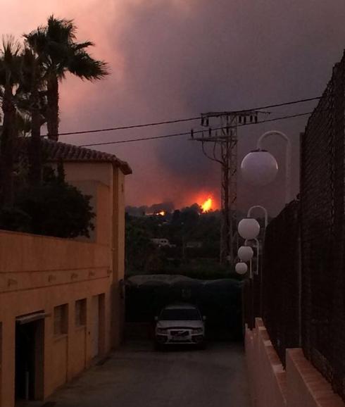 Llamas del incendio de Xàbia y Benitatxell, el domingo por la noche.