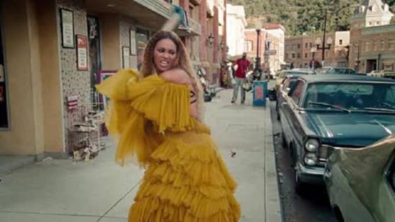 Beyoncé rompiendo el cristal de un coche en su videoclip. 