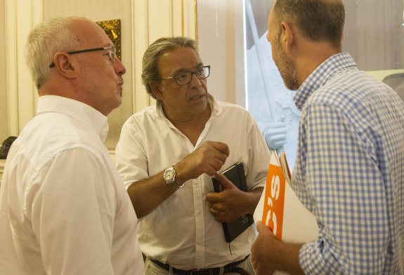 Antonio Montiel (i) Manolo Mata y Alexis Marí, en una reunión de la junta de portavoces en Les Corts. :: Efe/Kai Försterling