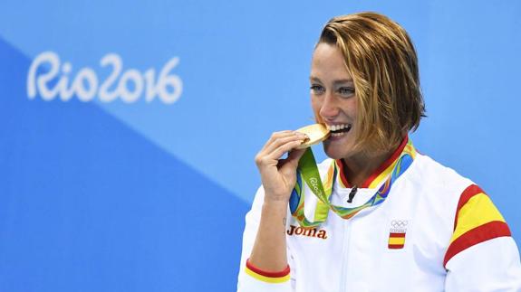 Mireia Belmonte muerde su medalla de oro en Río 2016.