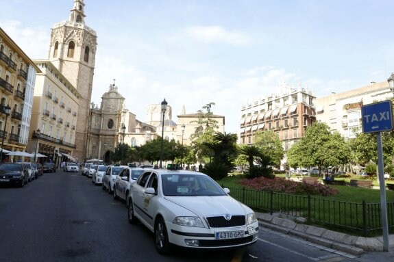 Zona de aparcamiento de taxis en la plaza de la Reina. 