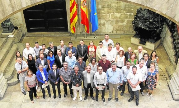 Representantes del Consell y los alcaldes de las poblaciones beneficiadas, ayer en la reunión. :: lp