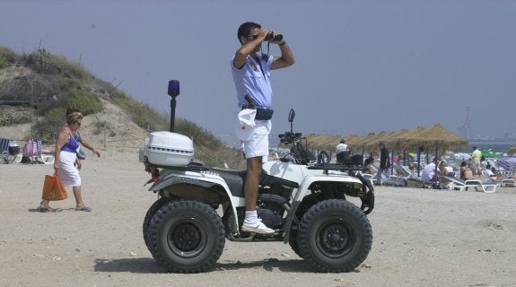 Un policía local realiza un servicio de vigilancia en la playa de El Saler. 