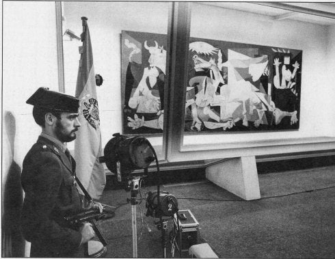 El ‘Guernica’ se exhibió al principio tras un cristal antibalas y con custodia permanente de la Guardia Civil para evitar posibles ataques. 